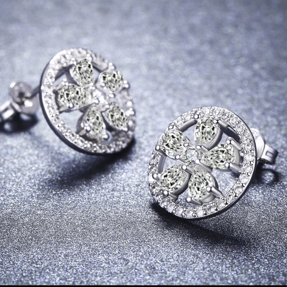 CZ Crystals Stud Silver Earrings New - Picture 3 of 4